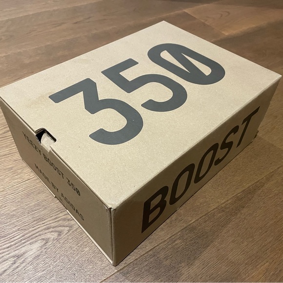 Yeezy Boost 350 V2 Men’s size 8.5 (yellow) bought from Stock X - authentic - Picture 7 of 9